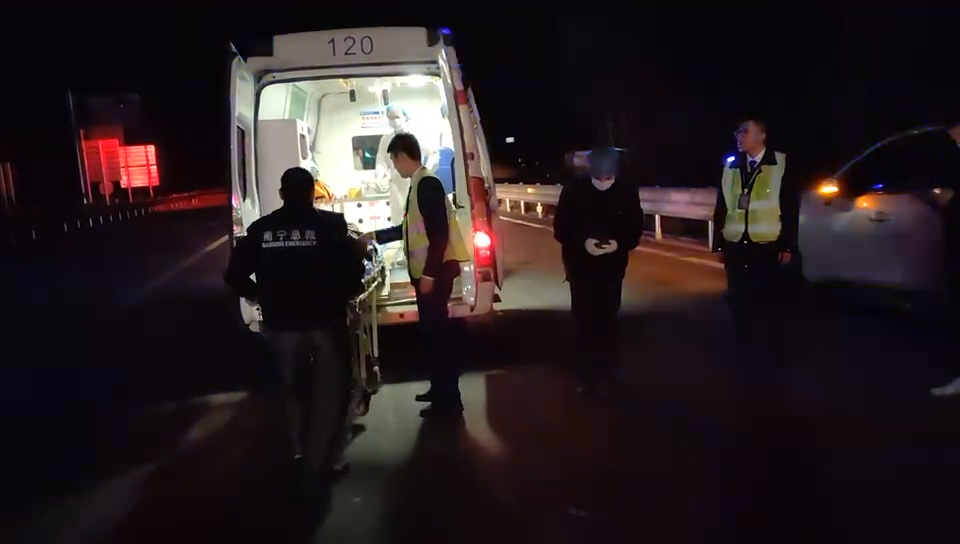 司機突發(fā)不適 收費員緊急救助